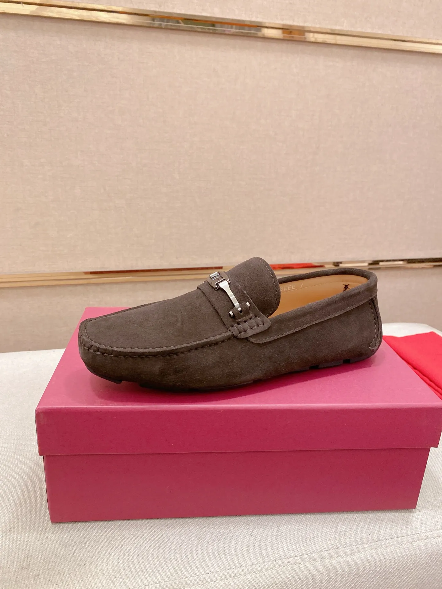 Factory price: 540💰High-end quality! Ferragamo🆕🆕Exclusive hot-selling products in stock🔥🔥New products on the shelves, high-quality Ferragamo men's pea shoes, high-end casual driving shoes, with complete packaging! 💪 💪 Material: imported suede cowhide 🐂 + imported high-quality water-dyed cowhide lining + wear-resistant outsole 👍🏻👍🏻 Features: high-end and comfortable, purely handmade 🚀 🚀 Create the perfect shoe that suits you best 🔥 🔥 Size: (38-44) 45 standard size can be customized!